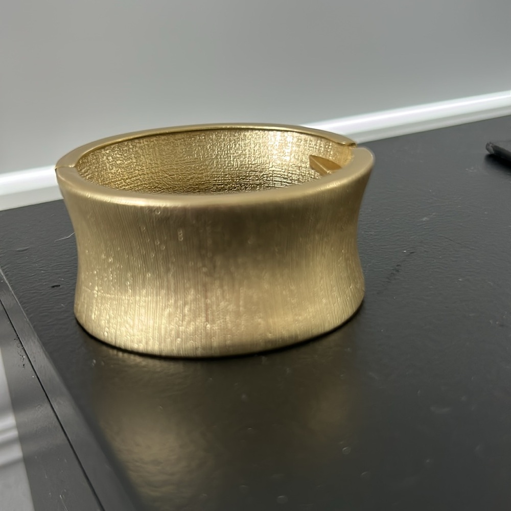 Open Edit NEW Ribbed Hinge Bracelet - Picture 3 of 5